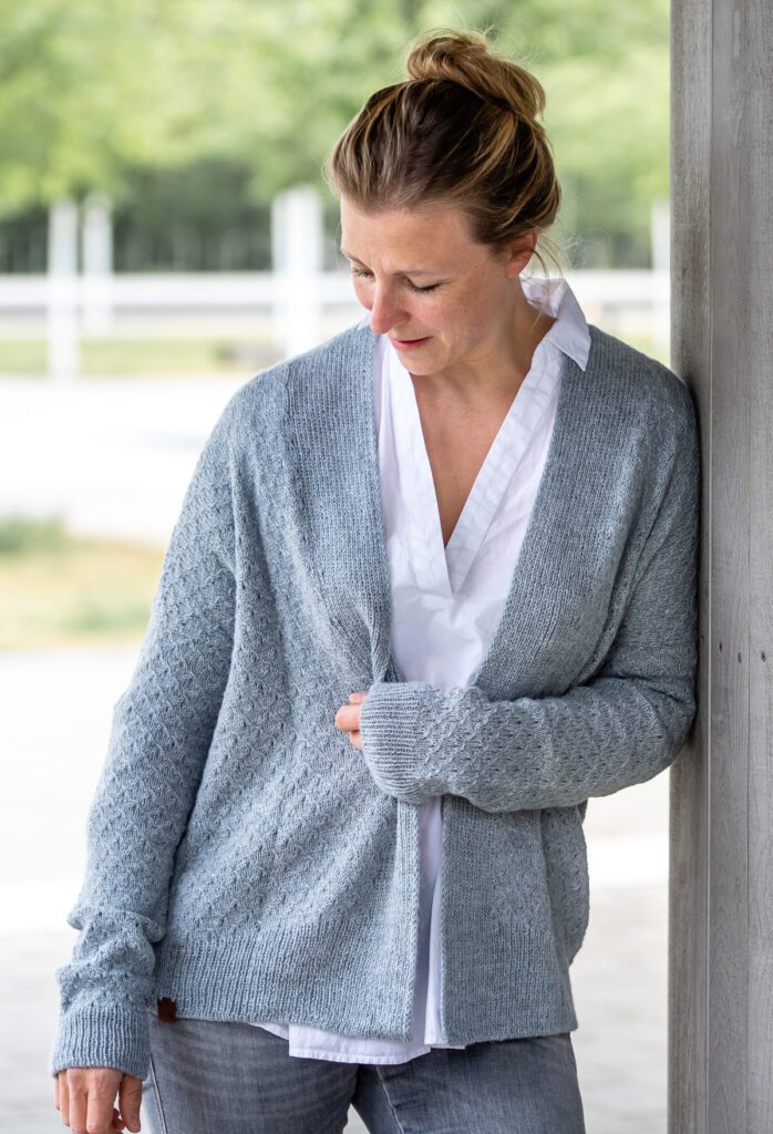 Marisa is wearing the Little Love Cardigan from Ankestrick.